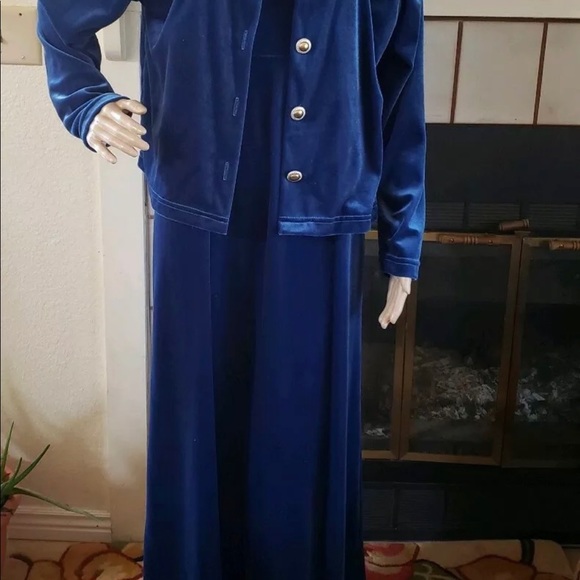 This beautiful ensemble was a gift, but to small. My loss is your gain. - Picture 5 of 7